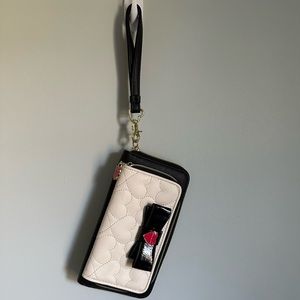 Betsey Johnson • Wristlet Wallet